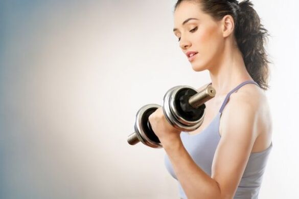 La ragazza gioca a sport